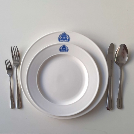 тарелки с логотипом, ложки с логотипом